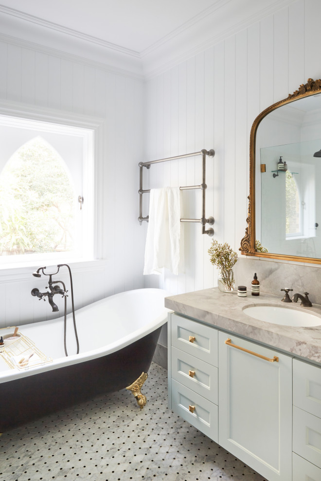 Inspiration för ett vintage en-suite badrum, med skåp i shakerstil, blå skåp, ett badkar med tassar, en öppen dusch, en toalettstol med hel cisternkåpa, vit kakel, vita väggar, mosaikgolv, ett undermonterad handfat och marmorbänkskiva