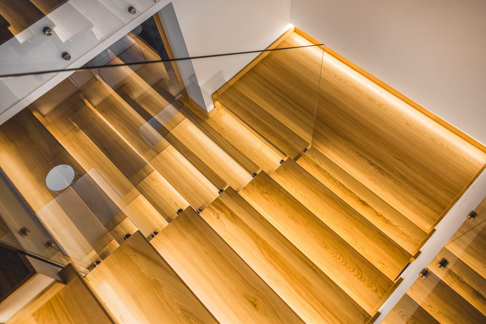 LET'S DRINK CHAMPAGNE AND DANCE ON THE TABLE