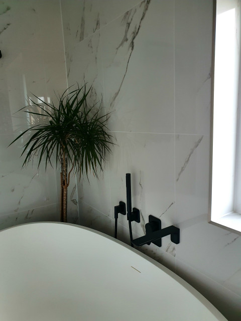 Contemporary Designer Home trendy-badevaerelse