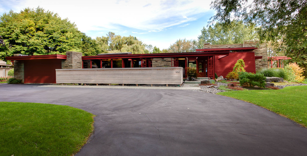 Mid-sized midcentury one-storey red exterior in Milwaukee.
