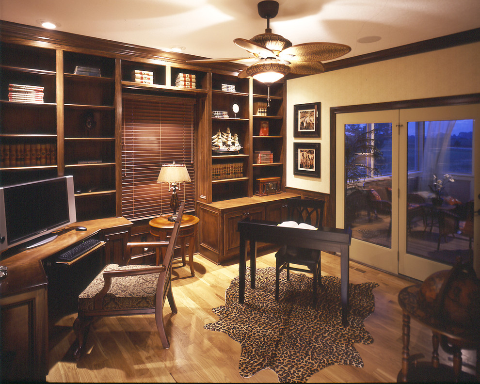 Photo of a traditional home office in Columbus.