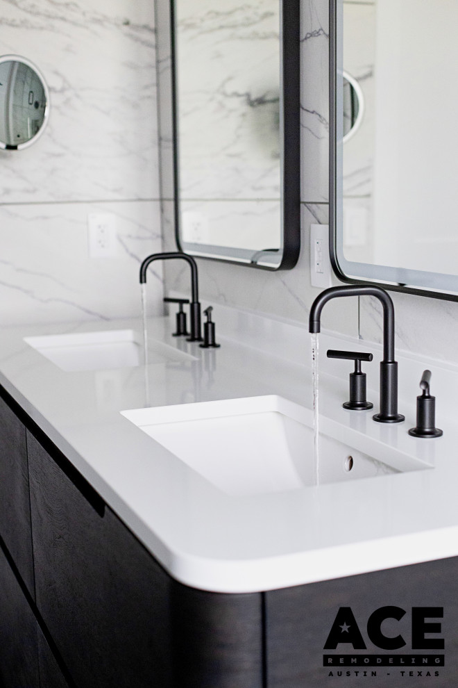 Example of a transitional home design design in Austin
