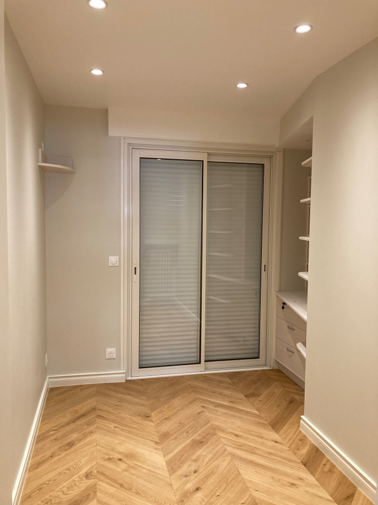 Exemple d'une petite chambre neutre tendance avec un bureau, un mur blanc et parquet clair.