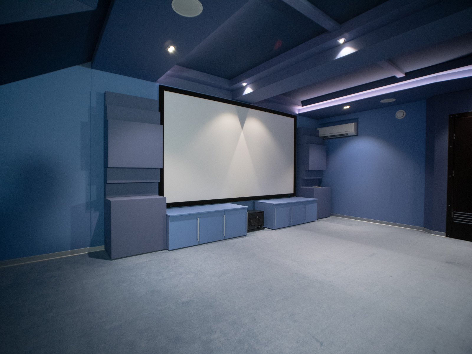 Домашний кинотеатр в мансарде