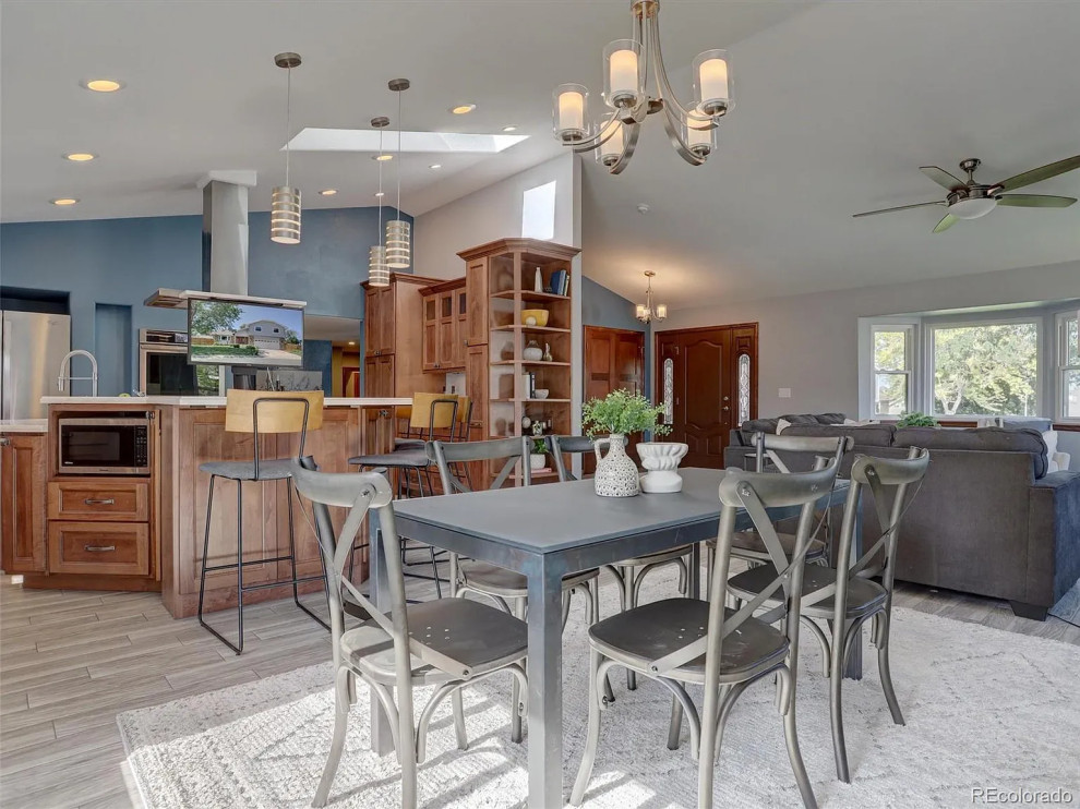 Ispirazione per una sala da pranzo aperta verso la cucina contemporanea con pareti blu, pavimento grigio e soffitto a volta
