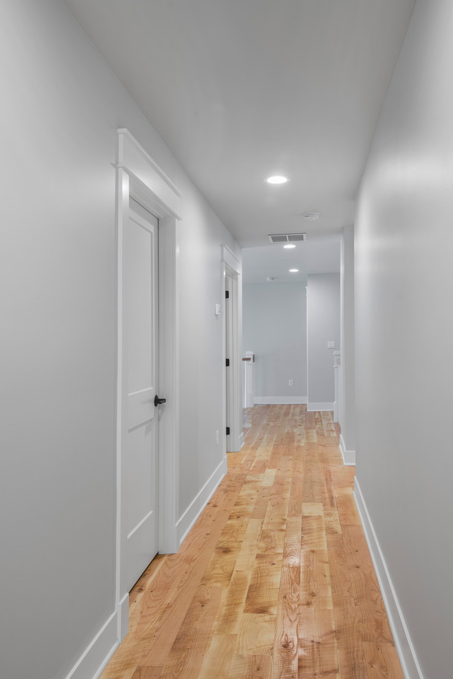 Example of a transitional home design design in Seattle