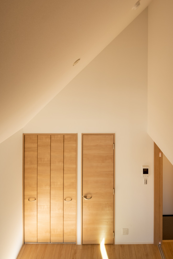 Kleines Modernes Schlafzimmer ohne Kamin, im Loft-Style mit weißer Wandfarbe, Sperrholzboden, beigem Boden, Tapetendecke und Tapetenwänden in Tokio
