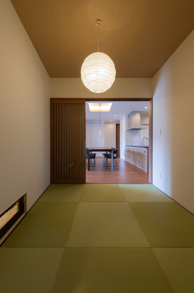 Inspiration for a small asian enclosed family room in Other with white walls, tatami floors and green floor.