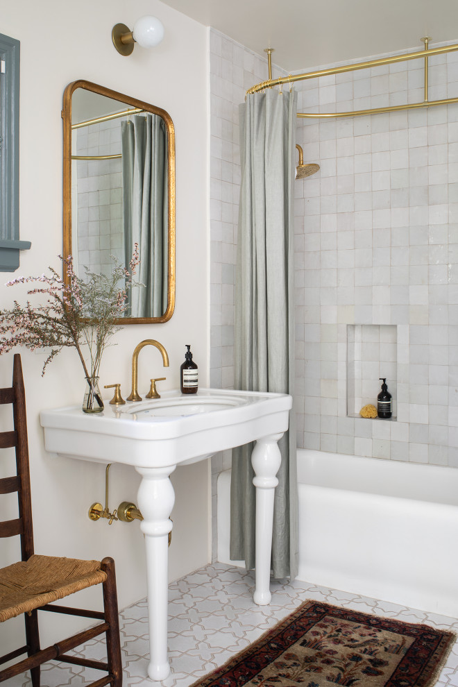 Стильный дизайн: главная ванная комната среднего размера в стиле фьюжн с белыми фасадами, ванной в нише, душем над ванной, белой плиткой, керамической плиткой, белыми стенами, полом из керамической плитки, раковиной с пьедесталом, белым полом, шторкой для ванной, белой столешницей, тумбой под одну раковину и напольной тумбой - последний тренд