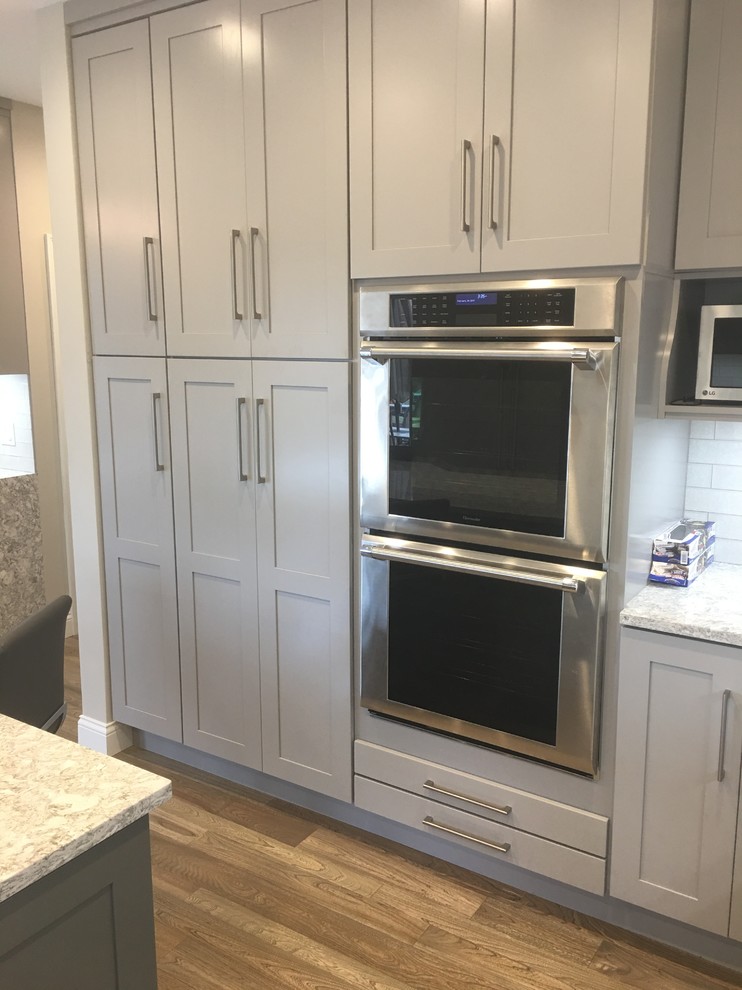 Transitional home design photo in Cincinnati