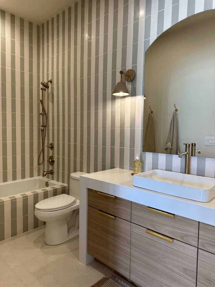 Idée de décoration pour une salle de bain minimaliste de taille moyenne avec un combiné douche/baignoire, un carrelage multicolore, des carreaux de céramique, un sol en carrelage de céramique et un sol blanc.