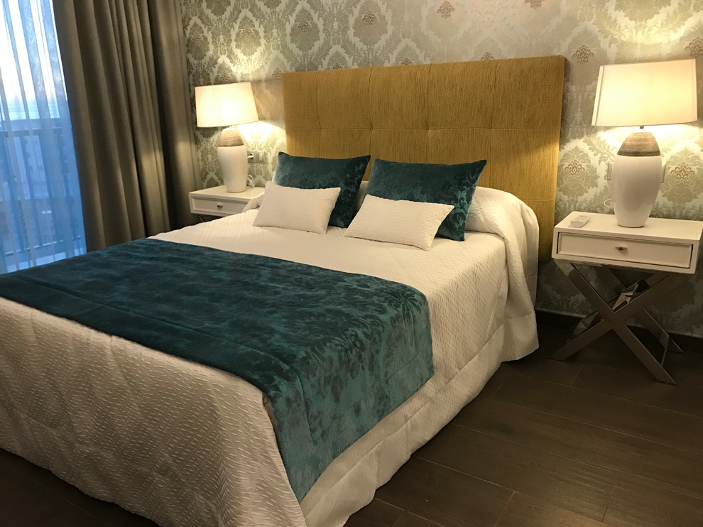 Modelo de dormitorio principal romántico con suelo de baldosas de cerámica