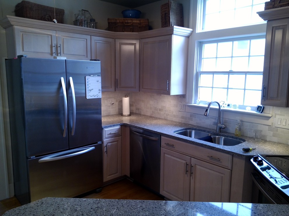 Kitchen - transitional kitchen idea