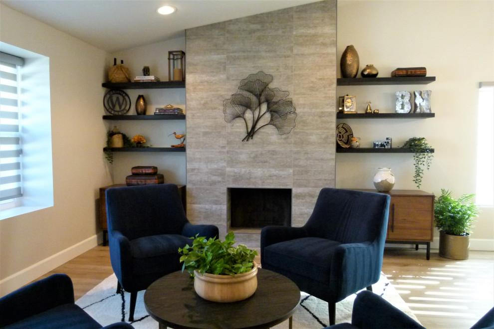 Kleines, Offenes Klassisches Wohnzimmer mit Vinylboden, Kamin, Kaminumrandung aus Stein und braunem Boden in Los Angeles