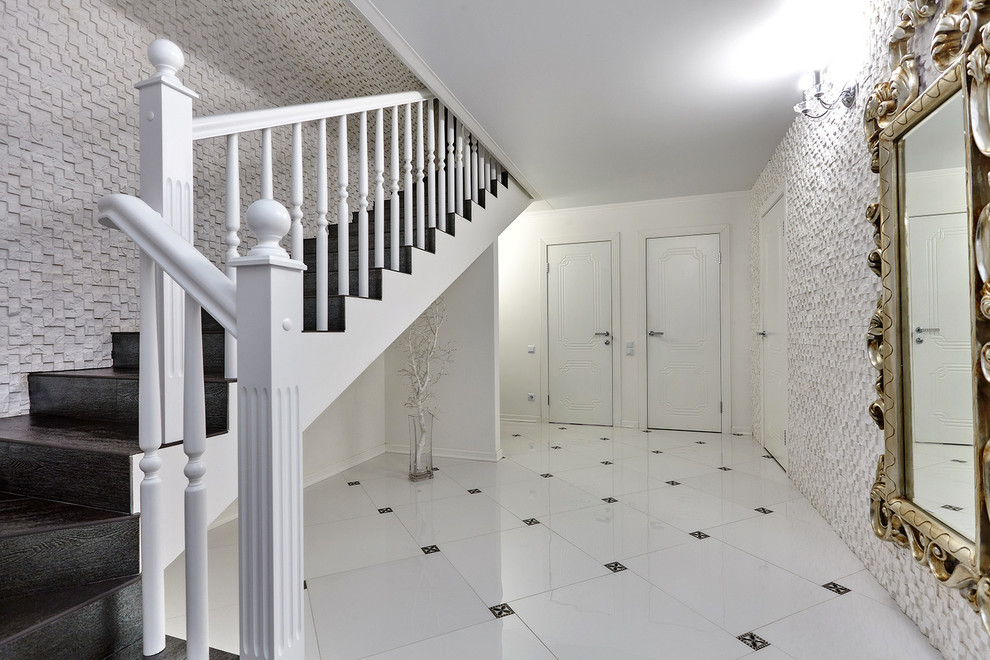 Дуплекс в трех уровнях и чёрно-белых тонах.