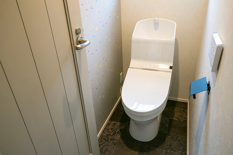 Small scandinavian powder room in Other with a one-piece toilet, grey walls, vinyl floors and brown floor.