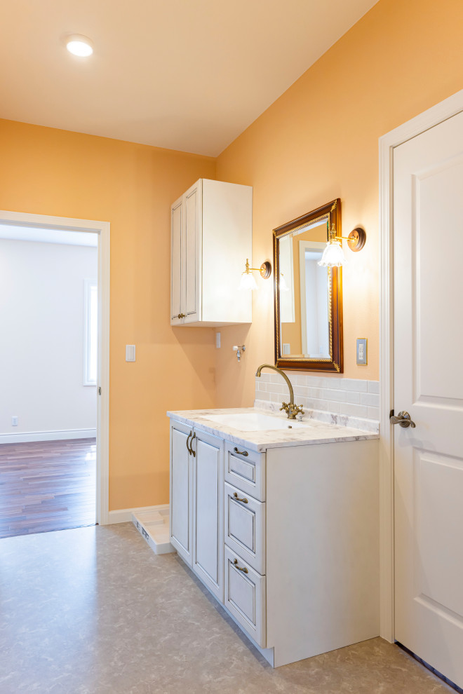 名古屋にあるトラディショナルスタイルのおしゃれなトイレ・洗面所の写真