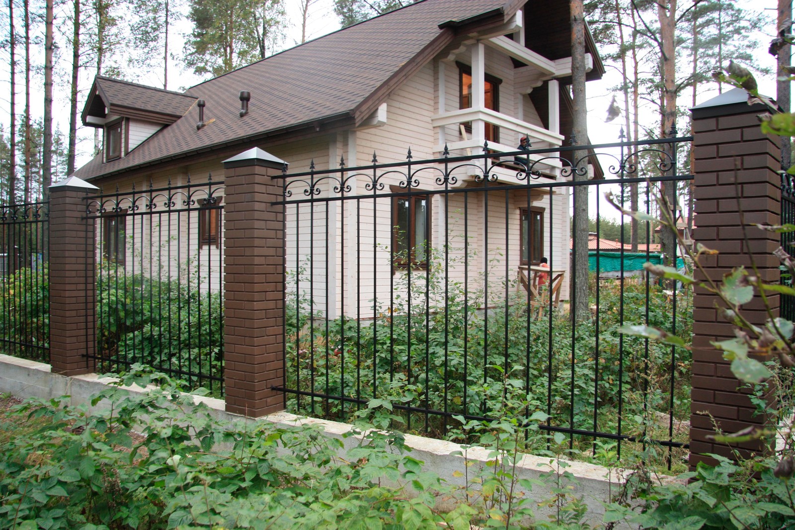 Забор с коваными деталями