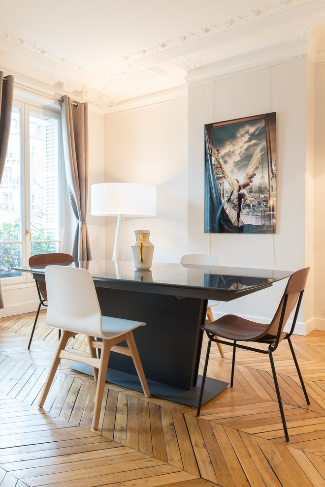 Inspiration for a mid-sized contemporary open plan dining in Paris with medium hardwood floors and white walls.