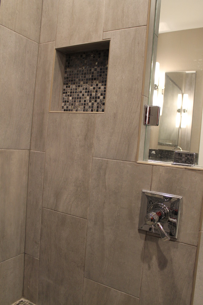 Example of a transitional bathroom design in Phoenix
