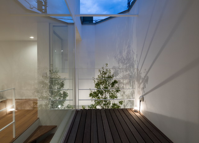光の家 moderno-patio
