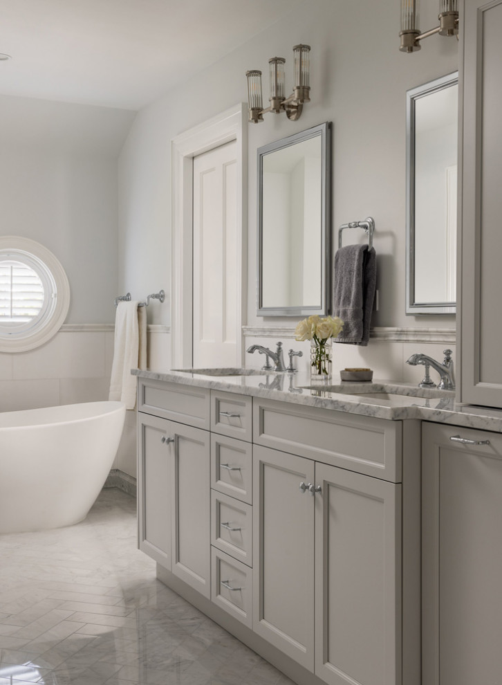 Idéer för att renovera ett mellanstort vintage en-suite badrum, med skåp i shakerstil, grå skåp, ett hörnbadkar, en dusch/badkar-kombination, flerfärgade väggar, ett undermonterad handfat, granitbänkskiva och med dusch som är öppen