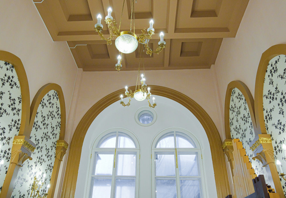 Исторические окна и двери в зданиях центра Санкт-Петербурга