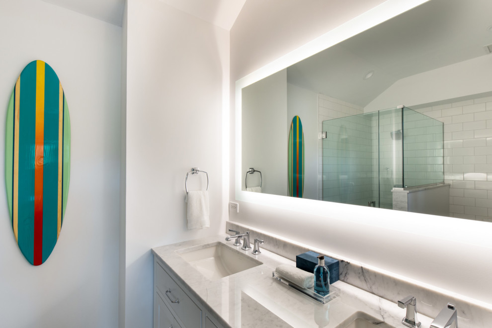 Esempio di una stanza da bagno padronale moderna di medie dimensioni con ante bianche, vasca da incasso, zona vasca/doccia separata, lavabo sottopiano, due lavabi e mobile bagno incassato