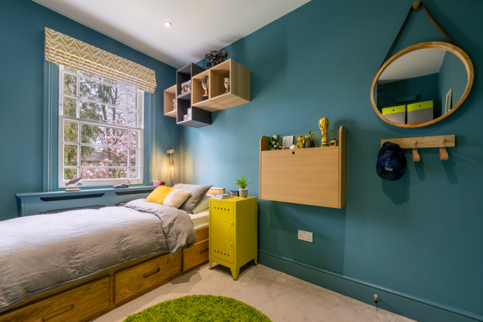 Ejemplo de dormitorio infantil bohemio pequeño con paredes verdes, moqueta y suelo gris