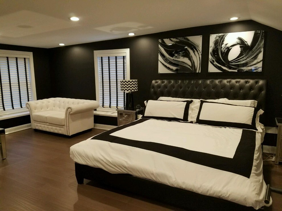 Esempio di un'ampia camera matrimoniale minimalista con pareti nere e pavimento in bambù