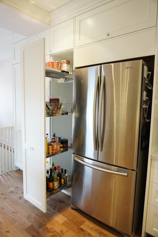 Transitional home design photo in Toronto