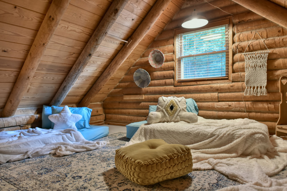 Immagine di una cameretta per bambini da 4 a 10 anni stile rurale con travi a vista, soffitto a volta, soffitto in legno e pareti in legno