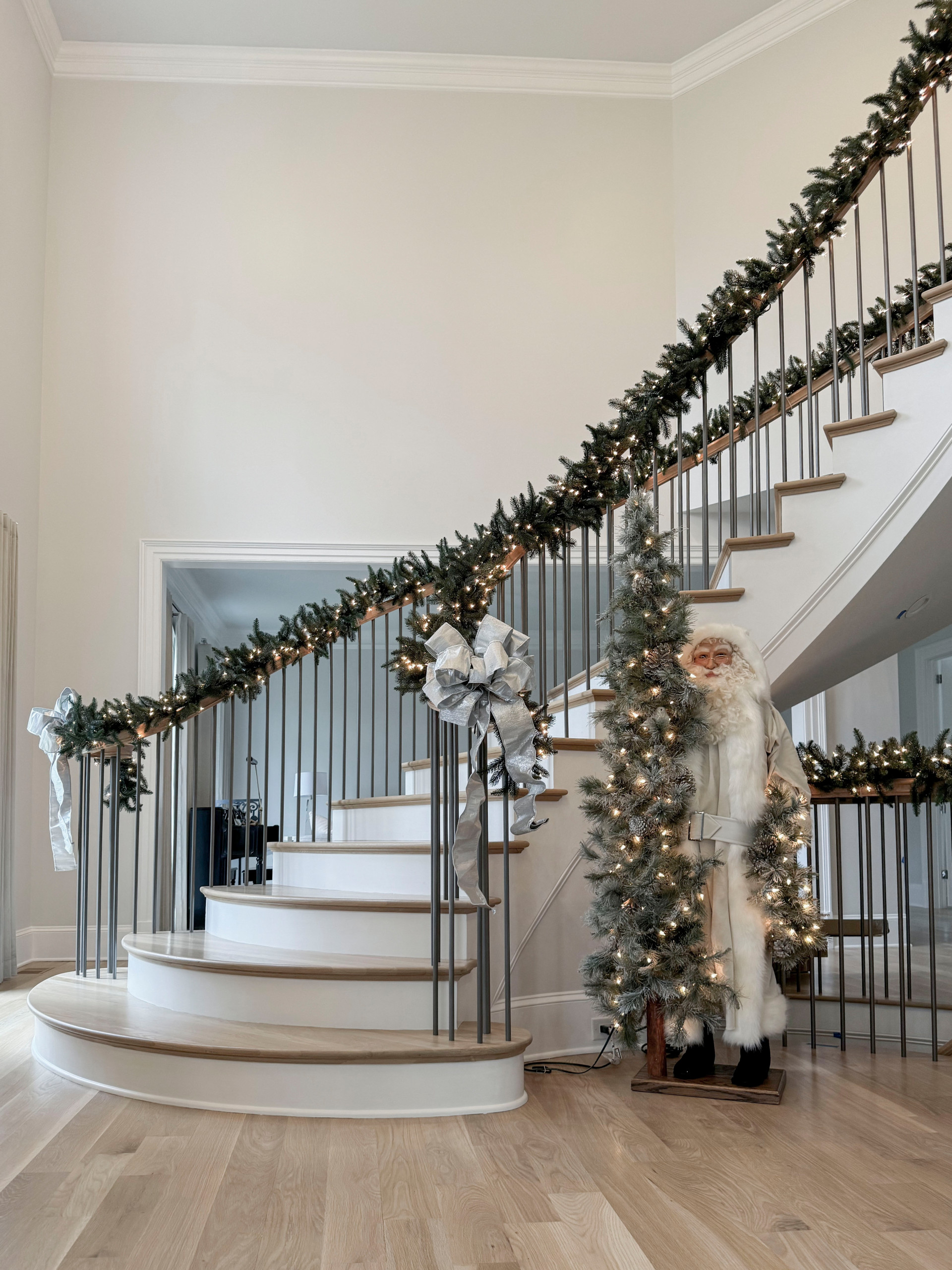 116_Elegant & Eye-catching Curved Staircase, Leesburg VA 20175