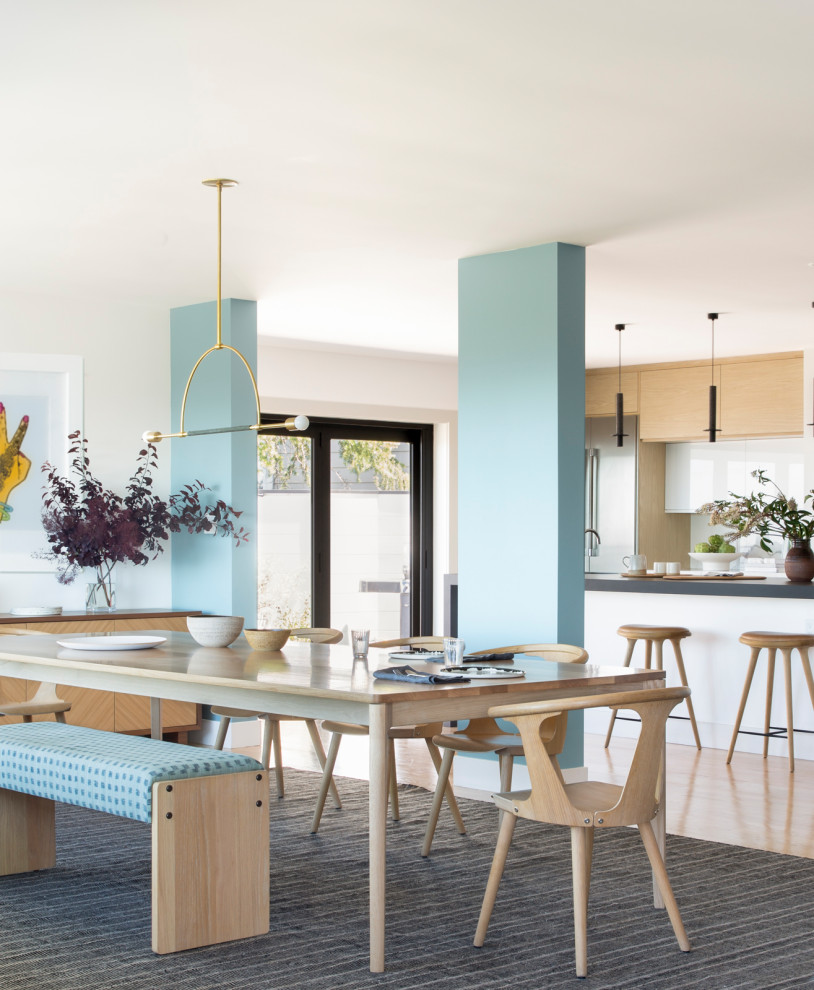 Стильный дизайн: гостиная-столовая в современном стиле с синими стенами, светлым паркетным полом и бежевым полом - последний тренд