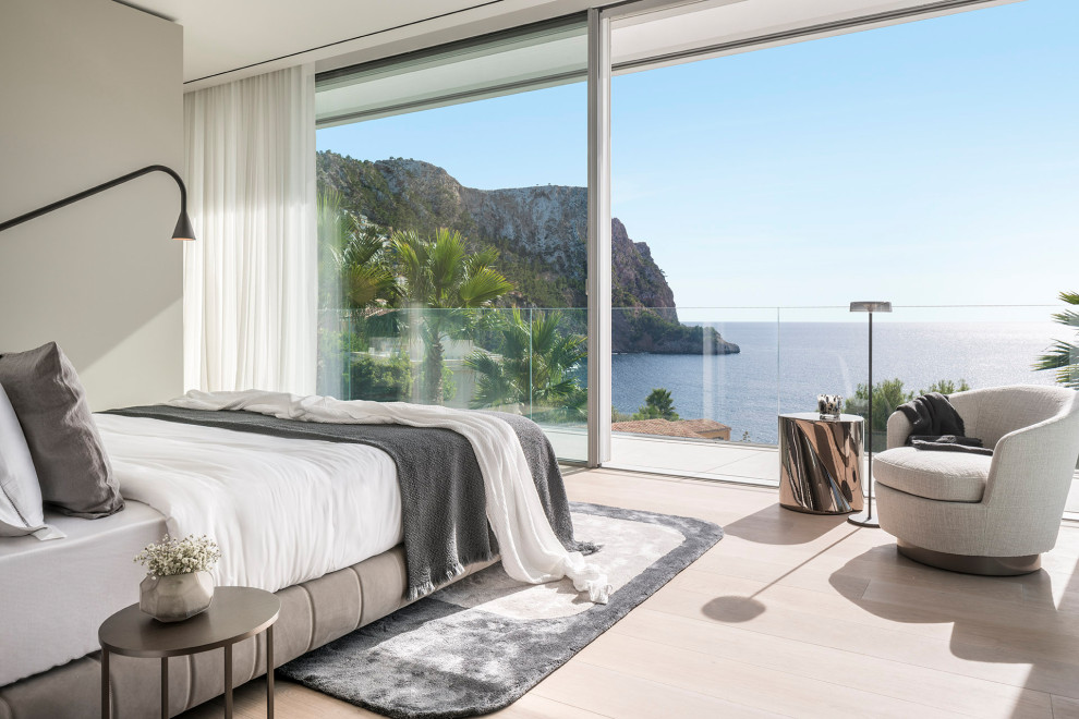 Photo of a contemporary bedroom in Palma de Mallorca with grey walls, light hardwood floors and beige floor.