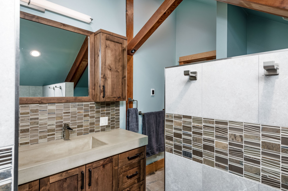 Источник вдохновения для домашнего уюта: ванная комната среднего размера в стиле рустика с фасадами в стиле шейкер, темными деревянными фасадами, душем в нише, серой плиткой, керамогранитной плиткой, синими стенами, полом из керамогранита, душевой кабиной, столешницей из гранита, серым полом, душем с распашными дверями, разноцветной столешницей, тумбой под одну раковину, встроенной тумбой, балками на потолке и раковиной с несколькими смесителями