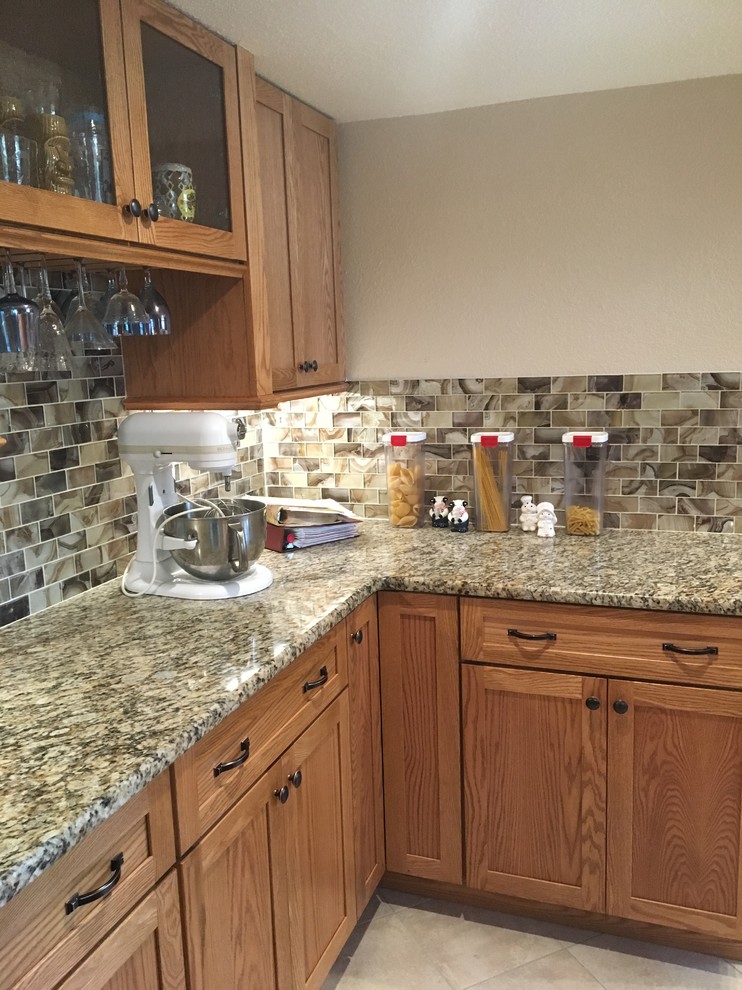 This is an example of a mid-sized traditional kitchen in Orlando.