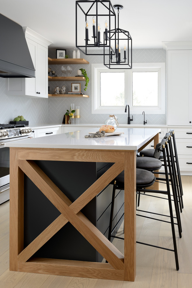 Beach style home design photo in Toronto