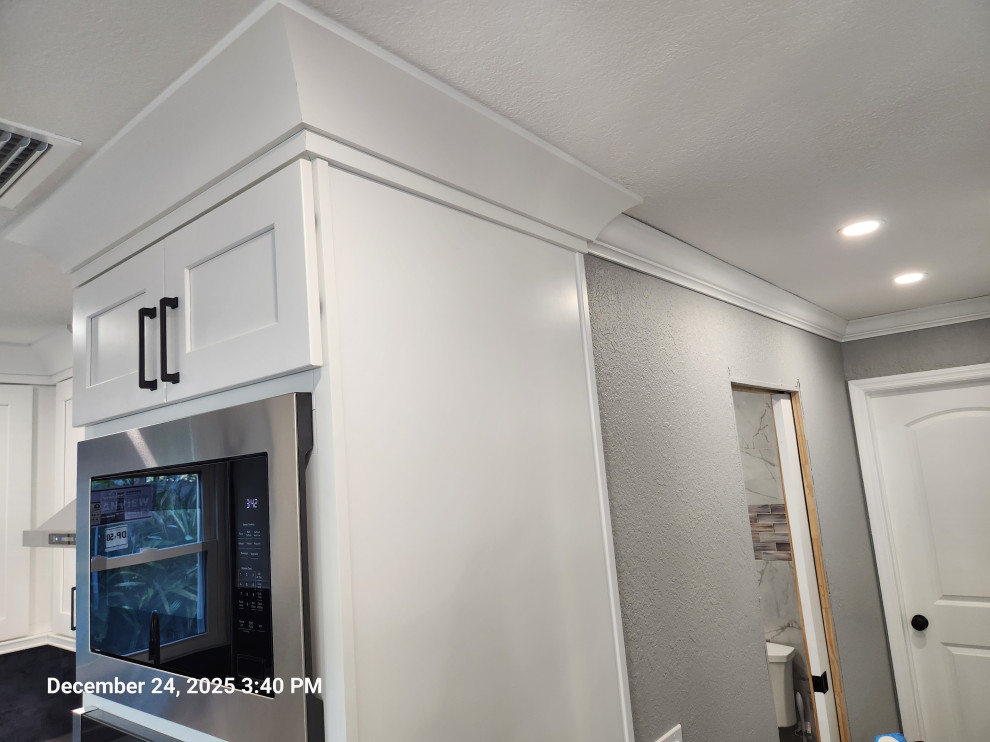 Arts and crafts home design photo in Tampa