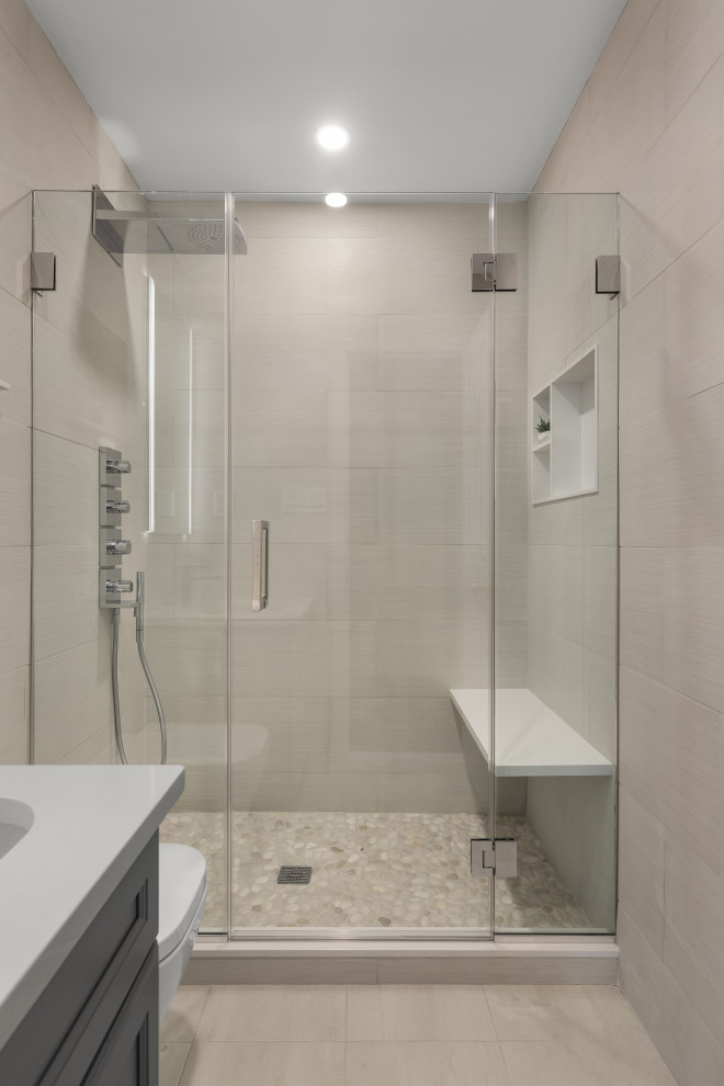 Idéer för ett mellanstort modernt vit en-suite badrum, med luckor med infälld panel, grå skåp, en dusch i en alkov, en vägghängd toalettstol, beige kakel, keramikplattor, klinkergolv i keramik, ett undermonterad handfat, bänkskiva i kvarts, beiget golv och dusch med gångjärnsdörr