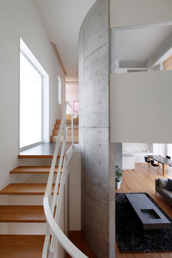 This is an example of a contemporary staircase in Tokyo.