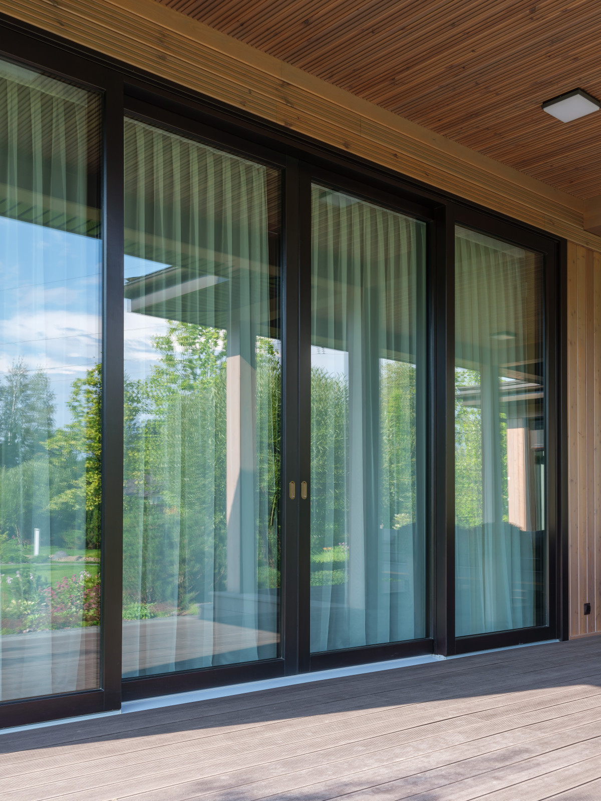 Остекление загородного дома в современном стиле