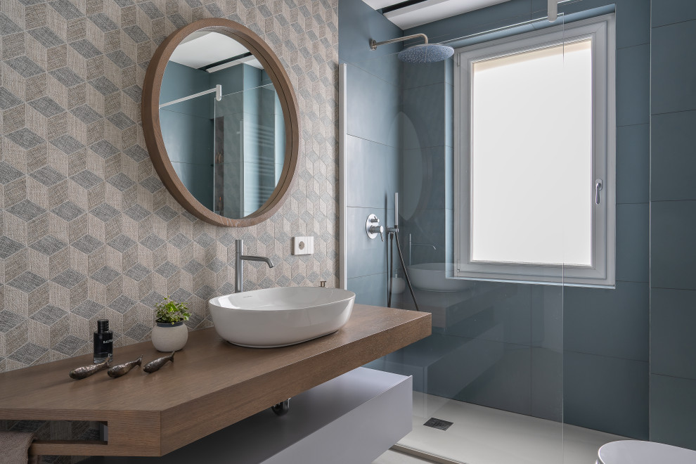 Свежая идея для дизайна: ванная комната в скандинавском стиле с открытыми фасадами, душевой кабиной и подвесной тумбой - отличное фото интерьера