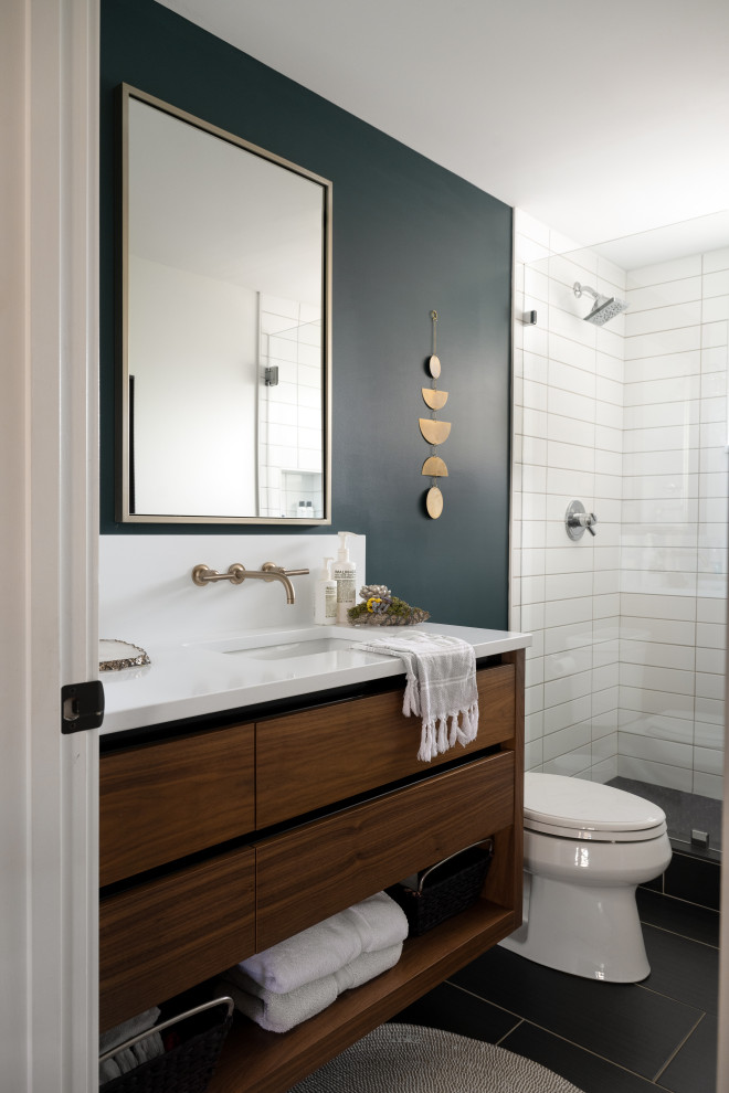 Klassisk inredning av ett mellanstort vit vitt badrum med dusch, med släta luckor, bruna skåp, en dusch i en alkov, vit kakel, keramikplattor, gröna väggar, klinkergolv i porslin, ett undermonterad handfat, bänkskiva i kvarts, svart golv och dusch med gångjärnsdörr