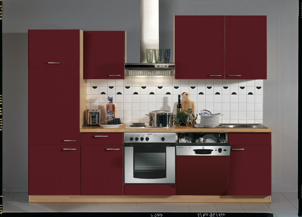Bild på ett litet funkis linjärt kök med öppen planlösning, med en nedsänkt diskho, släta luckor, röda skåp, träbänkskiva, rostfria vitvaror och vitt golv