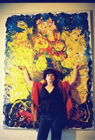 На фоне картин Лики Волчек