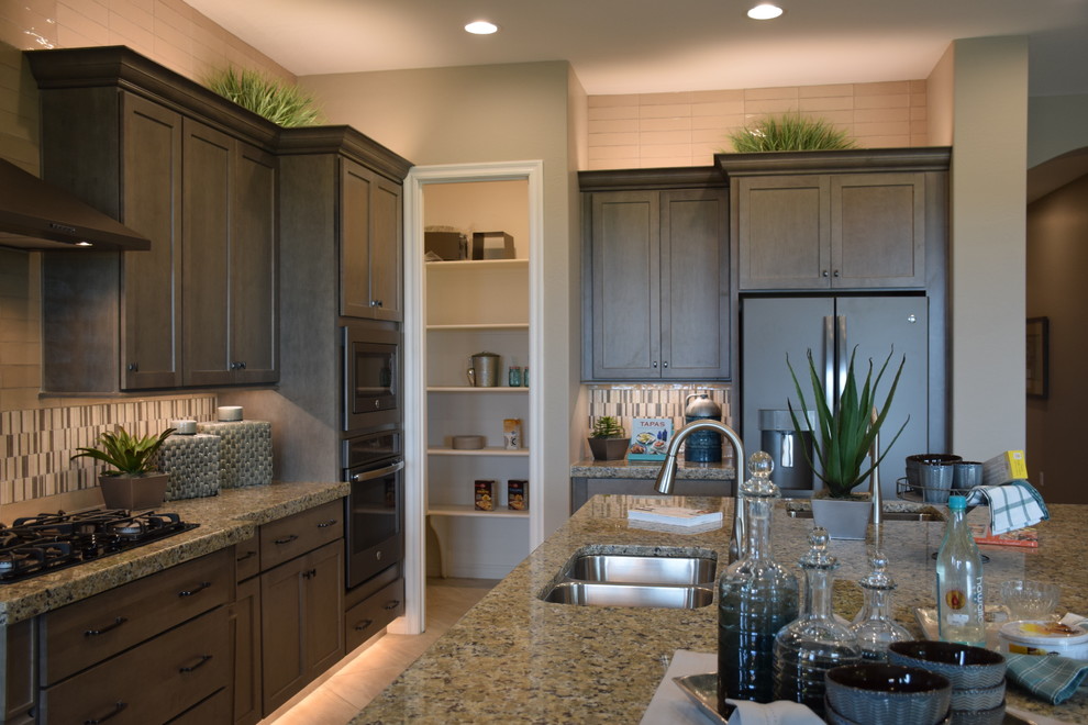 Example of a transitional home design design in Phoenix