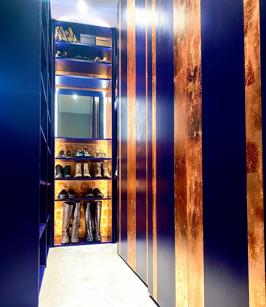 Ispirazione per una piccola cabina armadio unisex minimalista con ante lisce e ante blu