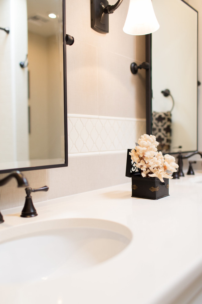 Example of a transitional home design design in Phoenix