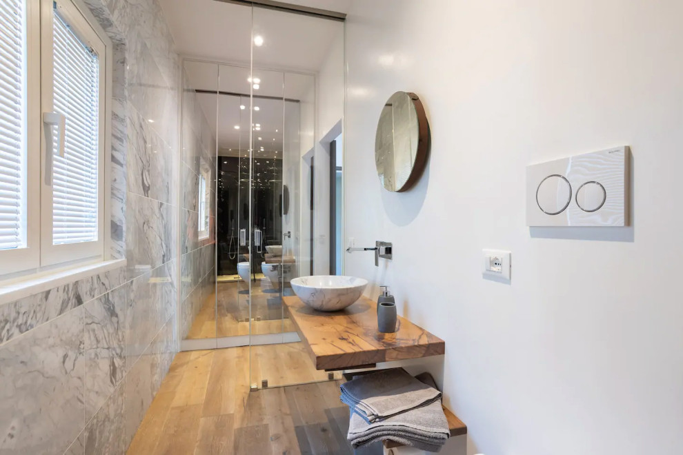 Bagno con separazione vetrata e armadio con ante a specchio